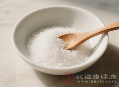 炒一盤菜放10克鹽(遠(yuǎn)超每日推薦的5克上限)，全家人長期共同食用，相當(dāng)于集體“骨量透支”