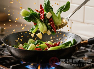 炒菜時(shí)多放油菜、小白菜等含鈣蔬菜，少鹽清淡，搭配牛奶或奶酪，助力骨骼發(fā)育