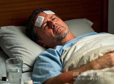 血吸蟲感染的典型癥狀主要表現(xiàn)為發(fā)熱，體溫可達(dá)38-40℃，伴隨腹痛、腹瀉、肝脾腫大，部分患者會(huì)出現(xiàn)蕁麻疹、咳嗽等過(guò)敏反應(yīng)