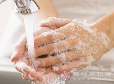 接觸疫水后，及時(shí)用肥皂水清洗皮膚，并用75%酒精消毒