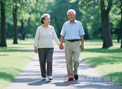 選擇早晨或傍晚溫度適宜時走路，每次20分鐘，每天3次累計6000步