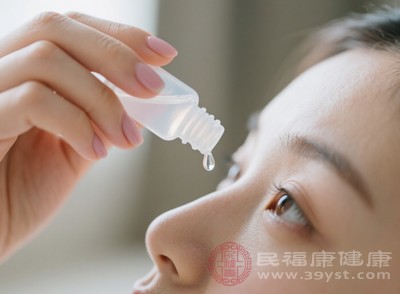 需使用抗病毒滴眼液，避免揉眼，勤洗手，減少與他人近距離接觸，防止交叉感染