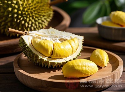 短時(shí)間內(nèi)大量食用榴蓮，血糖會(huì)迅速升高，身體為了調(diào)節(jié)血糖，會(huì)加速代謝，這個(gè)過(guò)程中可能出現(xiàn)類似“燥熱”的反應(yīng)，如口干、多汗等