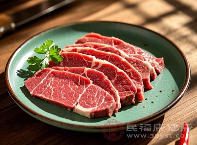 牛肉不僅蛋白質(zhì)含量高(每100克約含20克蛋白質(zhì))，還富含鐵、鋅、維生素B12等營(yíng)養(yǎng)素
