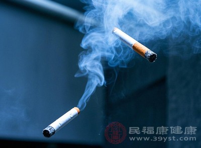 二手煙，又稱被動吸煙，由吸煙者呼出的煙霧和香煙燃燒時產(chǎn)生的煙霧組成，其中包含超過7000種化學(xué)物質(zhì)，至少有70種是致癌物，如焦油、尼古丁、苯并芘等