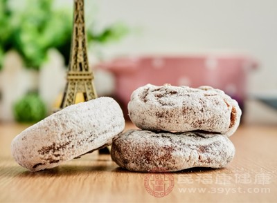 每100克柿餅約含1.8克蛋白質(zhì)、61.8克碳水化合物、2.6克膳食纖維，還含有約2.7毫克鐵元素