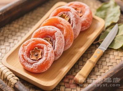 柿餅中含有的碳水化合物在人體內(nèi)分解后會(huì)產(chǎn)生血清素，血清素被稱為“快樂激素”，能調(diào)節(jié)神經(jīng)傳導(dǎo)，改善情緒，讓人感到放松和愉悅
