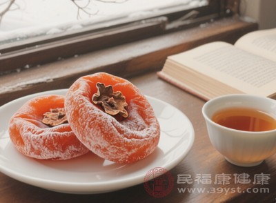 柿餅中含有較多的鞣酸和果膠，空腹時(shí)胃酸分泌增多，鞣酸與胃酸結(jié)合容易形成胃柿石，引起腹痛、腹脹、惡心等不適癥狀