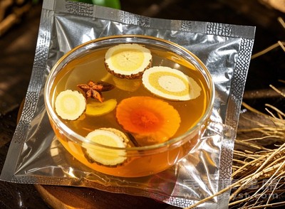 當(dāng)歸黃芪水適合在飯后飲用，避免空腹喝刺激腸胃