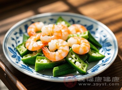 秋葵性寒，對于脾胃虛寒、容易腹瀉、手腳冰涼的人群來說，過量食用可能會加重體內(nèi)寒氣，導(dǎo)致腹痛、腹瀉等癥狀
