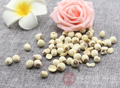 蓮子味甘澀，入脾經(jīng)，具有補脾止瀉的功效