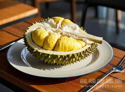 榴蓮性熱，有活血散寒、緩解經(jīng)痛的作用，特別適合體寒、痛經(jīng)嚴重的女性