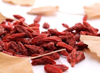 在中醫(yī)眼中，枸杞味甘，性平偏溫，歸肝、腎經(jīng)，具有滋補(bǔ)肝腎、益精明目的功效