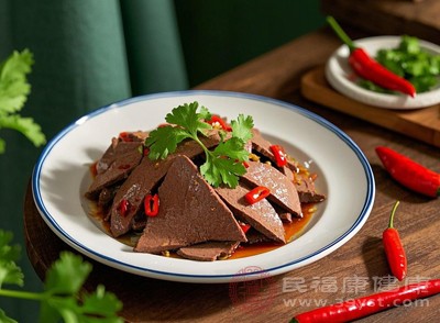 內(nèi)臟不僅嘌呤含量極高，還富含膽固醇，過量食用會使尿酸飆升，同時增加心血管疾病風險