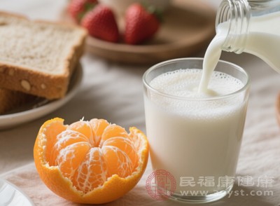 單純因為橘子的酸性導致牛奶蛋白凝結(jié)，就認為不能一起吃，其實是對消化原理的誤讀