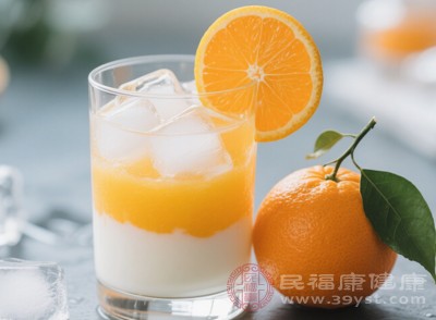 對于一些腸胃功能較弱的人群，橘子和牛奶一起食用后，可能會出現(xiàn)腹脹、腹痛等不適癥狀