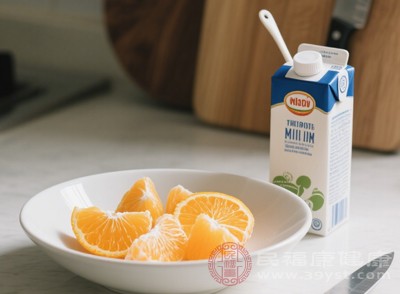 雖然橘子和牛奶一起吃不會(huì)產(chǎn)生嚴(yán)重危害，但在以下幾種情況下，還是建議分開(kāi)食用