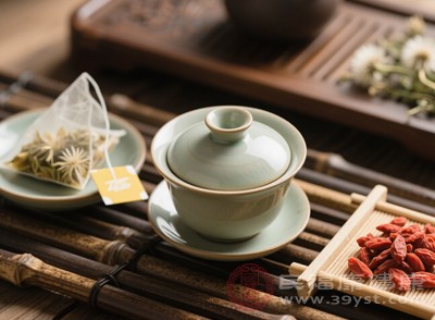 經(jīng)常飲用蒲公英枸杞茶，就像給眼睛做了一次深度“SPA”，讓雙眼重新煥發(fā)光彩