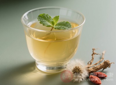 蒲公英枸杞茶適合在飯后飲用，避免空腹喝刺激腸胃