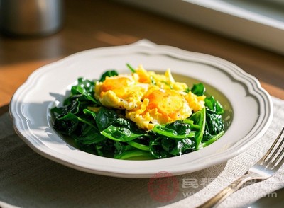 水煮蛋、菠菜湯搭配燕麥粥，簡單又營養(yǎng)，適合時間緊張的晚上