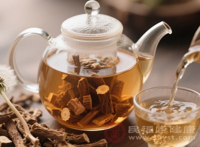 無論是咽喉腫痛、牙齦紅腫，還是目赤腫痛、口腔潰瘍，飲用蒲公英根茶就像為身體注入一股清涼之氣，能減輕炎癥反應，緩解疼痛