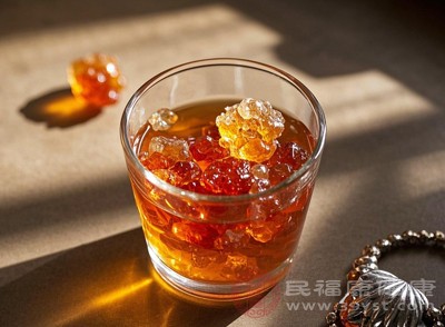 在某些特殊時期，比如女性生理期過后或者身體較為虛弱時，可以適量增加桃膠的食用頻率
