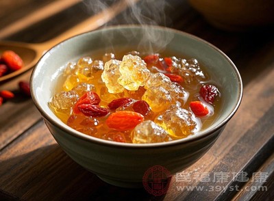 桃膠的膠質(zhì)成分可能會(huì)加重腸胃的消化負(fù)擔(dān)，引起消化不良、腹脹等問(wèn)題