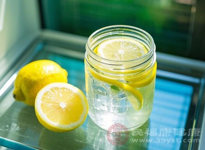 日常食用時，可以將檸檬切片，用溫水沖泡飲用，既能補充水分，又能讓肌膚吸收維生素C