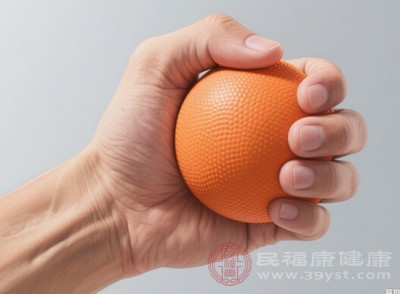 使用握力球或彈力帶，緩慢用力握拳再放松，每次10-15次，增強(qiáng)手部肌肉力量，提高腕部穩(wěn)定性