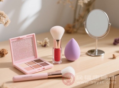 使用污染的化妝刷上妝，可能導(dǎo)致毛孔堵塞，引發(fā)痘痘、毛囊炎