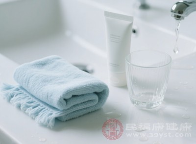 多人共用毛巾會交叉感染；用毛巾用力摩擦面部，可能損傷角質(zhì)層，讓細(xì)菌更容易入侵