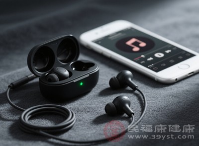 耳塞會(huì)積聚耳垢、油脂和汗液，長(zhǎng)期不清潔會(huì)滋生細(xì)菌，佩戴時(shí)摩擦耳道皮膚，可能導(dǎo)致外耳道炎，出現(xiàn)耳朵瘙癢、流膿