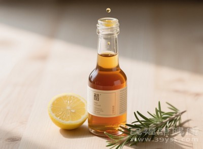 醋中的醋酸、黃酮類等物質(zhì)，能降低血液黏稠度，抑制血小板聚集，減少血栓形成的風(fēng)險