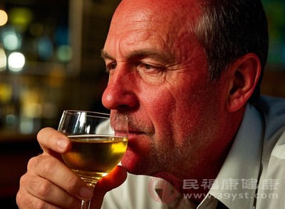 酒精還會(huì)和疫苗的副作用相互作用