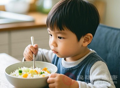 孩子脾胃功能還沒發(fā)育完全，如果吃多了不消化，食物堆積在腸胃里，時(shí)間一長(zhǎng)也會(huì)化熱