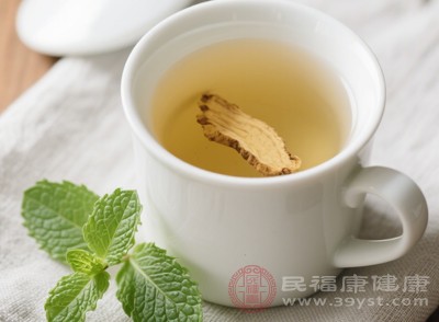 葛根茶中的葛根素能擴(kuò)張冠狀動(dòng)脈和腦血管，降低血管阻力，增加血流量，改善心肌和大腦的供血情況