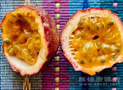 除了維生素C，百香果還富含維生素A、維生素E、膳食纖維以及鉀、鎂等多種礦物質(zhì)