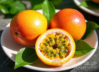減肥人群一天吃1-2個(gè)百香果即可，搭配低熱量的蔬菜沙拉、水煮雞胸肉等，既能滿足口腹之欲，又能助力減肥