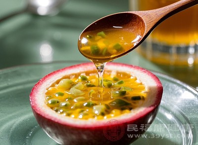 百香果的酸性較強(qiáng)，長(zhǎng)期大量食用，酸性物質(zhì)會(huì)侵蝕牙齒表面的牙釉質(zhì)，導(dǎo)致牙齒敏感、酸痛，甚至引發(fā)齲齒