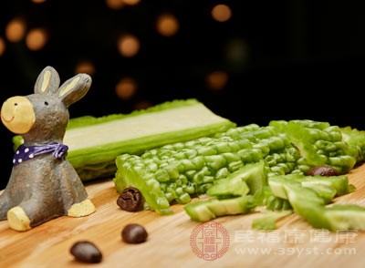 苦瓜中含有的奎寧等物質(zhì)，本就容易刺激腸胃，與秋葵同食，會(huì)使腸胃受到更強(qiáng)烈的刺激