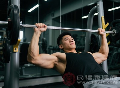杠鈴訓(xùn)練的負(fù)重較大，對整體力量的提升效果顯著