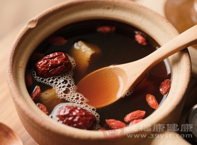 家長要控制兒童飲用紅棗枸杞紅糖水的量，喝完后督促孩子及時漱口、刷牙