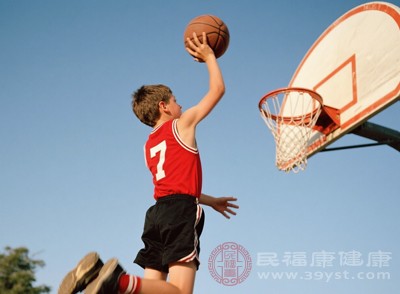 籃球運(yùn)動(dòng)通常是多人參與，孩子們?cè)趫F(tuán)隊(duì)協(xié)作中既能享受運(yùn)動(dòng)的快樂，又能增加運(yùn)動(dòng)量，加速熱量消耗
