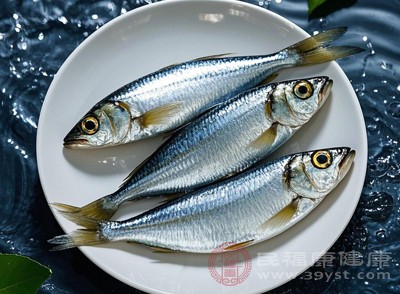 魚類中的三文魚、沙丁魚等同樣是補(bǔ)鈣佳品，尤其是沙丁魚，連魚骨都富含鈣，烹飪時(shí)將魚骨燉至軟爛，可連同魚肉一起食用，進(jìn)一步提升鈣的攝入量