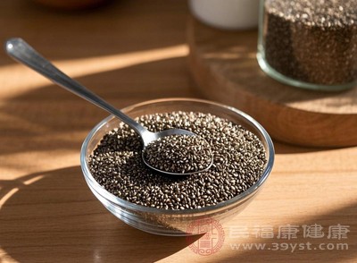 奇亞籽、亞麻籽等種子類食物，不僅鈣含量可觀，還含有豐富的膳食纖維和Omega-3脂肪酸，對心血管健康和腸道功能有益