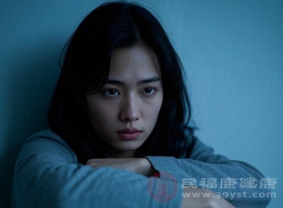 給自己設(shè)定無數(shù)“應(yīng)該”和“必須”：“我應(yīng)該做到完美”“我必須讓所有人滿意”“我應(yīng)該兼顧工作和家庭，不能有一點(diǎn)疏漏”