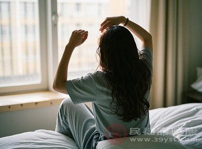 先在床上稍作停留，活動一下手腳，再慢慢坐起，最后下床，給身體一個(gè)適應(yīng)的過程
