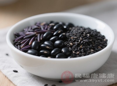“三黑”組合最廣為人知的功效便是烏發(fā)養(yǎng)發(fā)