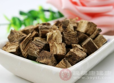 如果在服用降糖藥的同時大量食用葛根，可能會使血糖降得過低，引發(fā)頭暈、心慌、出冷汗等低血糖癥狀