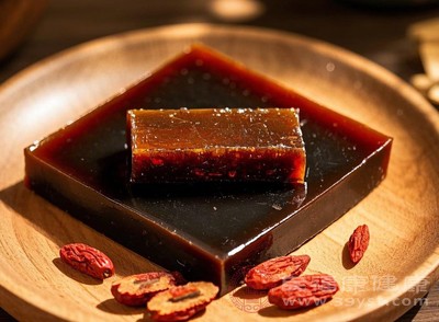 阿膠性溫，對于體質(zhì)虛寒的人來說，它就像冬日里的暖陽，能幫助驅(qū)寒暖身、改善手腳冰涼的狀況